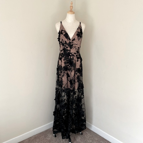 Dress the Population Black and Nude Floral Lace Full Length Dress - Size M - Picture 2 of 4